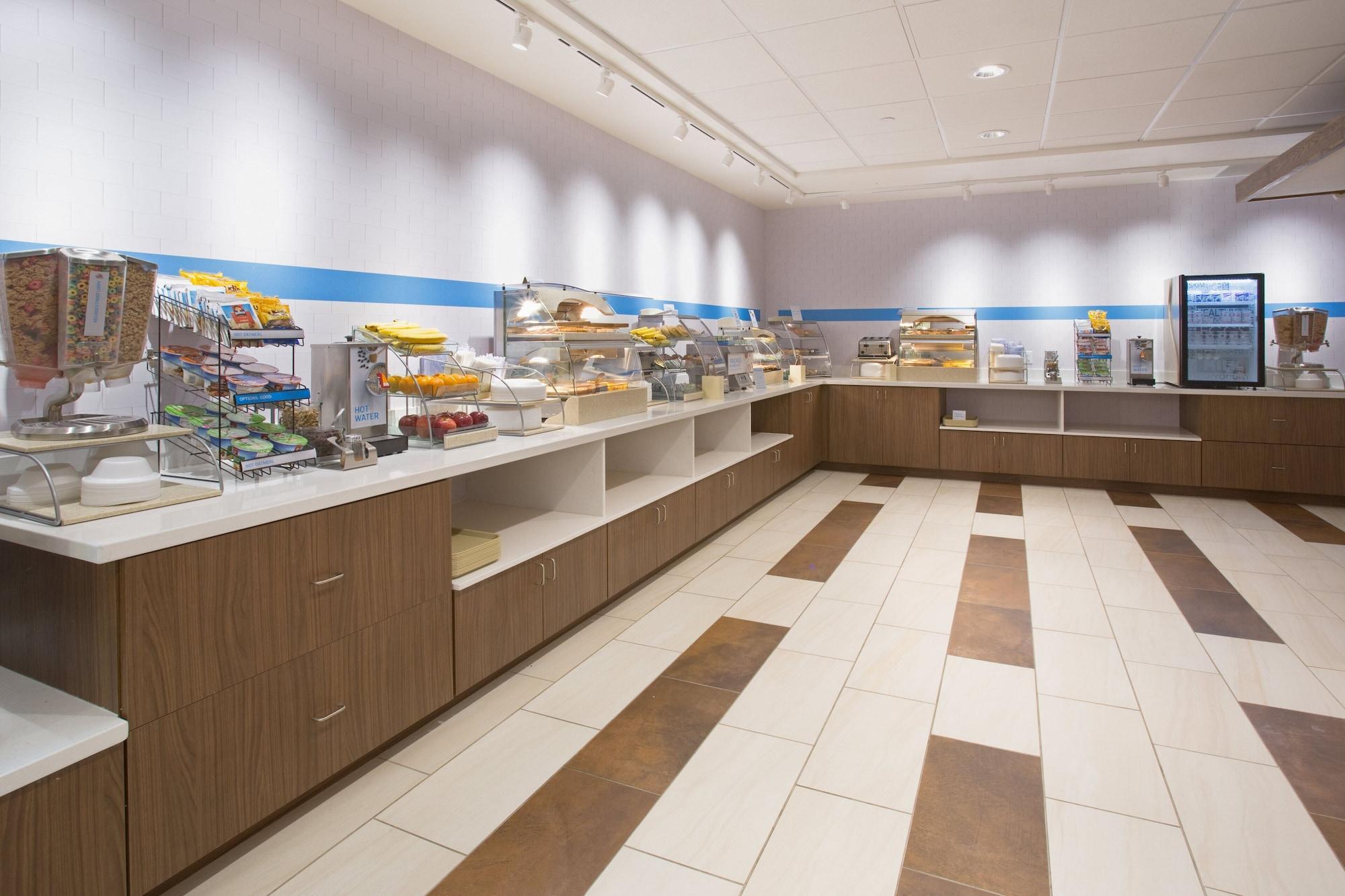 Holiday Inn Express & Suites - Calgary Airport Trail Ne By Ihg エクステリア 写真